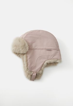 Chapeau de trappeur rose rembourré avec garniture en fausse fourrure. Dispose de rabats d'oreilles et d'une sangle sous le menton pour un ajustement sécurisé. Extérieur lisse et texture douce.
