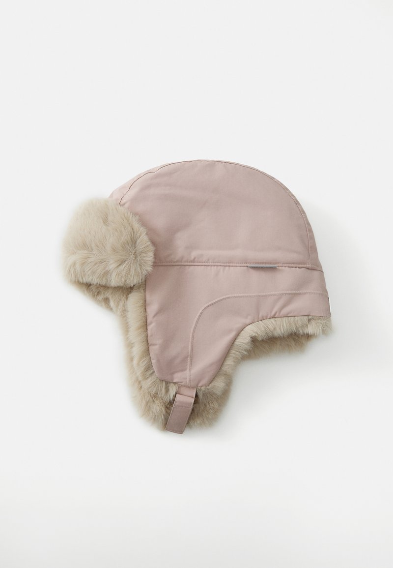 Rosa, polstret fanghatt med kunstig pelskant. Har øreflapper og hakebånd for sikker passform. Glatt ytterside og myk tekstur.