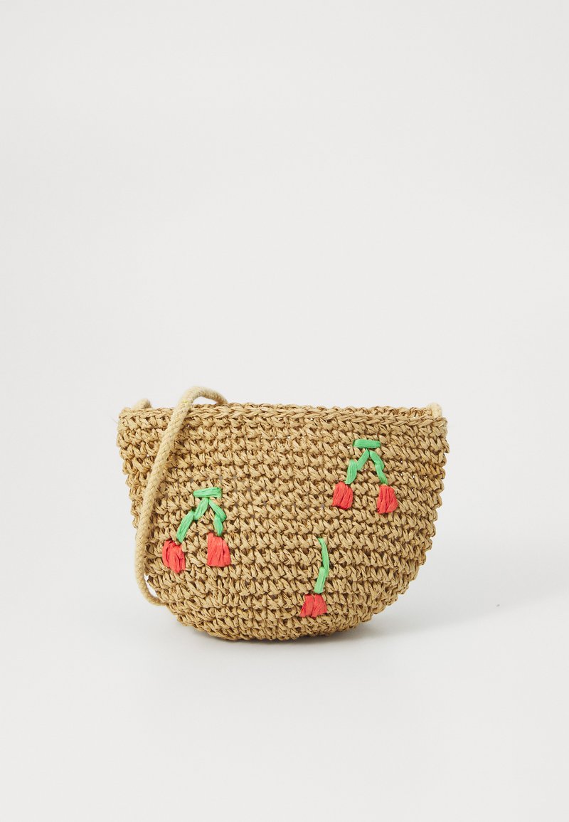Geflochtene Strohtasche mit runder Form, verziert mit roten gestickten Kirschen und grünen Stielen. Enthält einen Schultergurt in Naturfarbe.