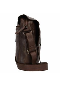 Bolso cruzado de cuero marrón, forma rectangular, cierre de cremallera, correa ajustable, textura suave, hardware minimalista, detalles de costura sutiles.