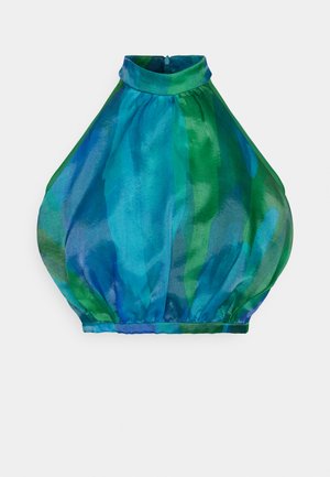 Top in seta a collare halter nei toni del blu e del verde, caratterizzato da una texture arricciata e una chiusura con zip sul retro. Il design è voluminoso con un colletto strutturato.