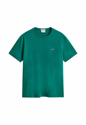 Camiseta verde de manga corta con cuello redondo y pequeño logo bordado en el pecho izquierdo, diseño liso, exhibida completamente extendida sobre fondo blanco.