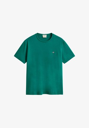 Camiseta verde de manga corta con cuello redondo y pequeño logo bordado en el pecho izquierdo, diseño liso, exhibida completamente extendida sobre fondo blanco.