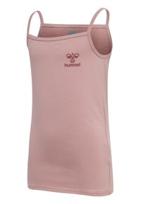Top de tirantes color rosa claro, hecho de tela suave. Presenta tirantes delgados y un escote redondo, con un sutil logo "hummel" en un tono de rosa más oscuro.