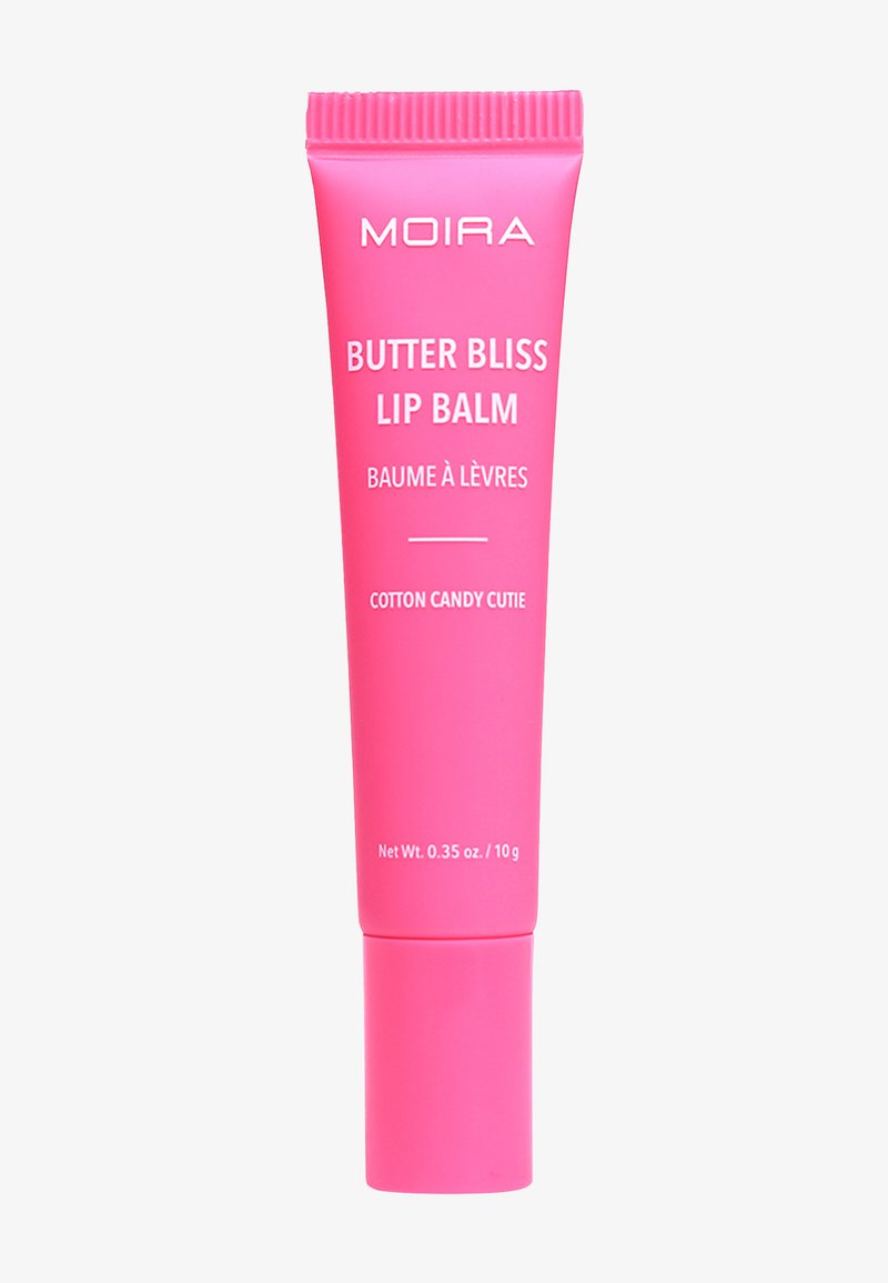 Lyserosa tube med Moira Butter Bliss leppepomade i smaken Cotton Candy Cutie, 10 g, med hvit tekst på forsiden.
