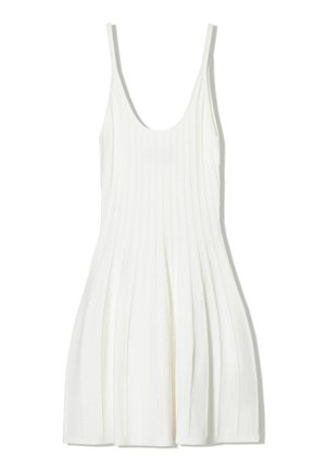 Robe sans manches blanche avec un décolleté arrondi, présentant une texture côtelée verticale et une jupe évasée. Fabriquée à partir d'un tissu léger et respirant.