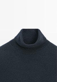 Granatowy sweter z golfem o dopasowanej, prążkowanej kołnierzy, wykonany z gładkiej dzianiny, o prostym wzornictwie, bez dodatkowych wzorów czy akcentów.