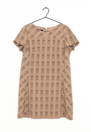Robe beige à manches courtes avec un motif à carreaux, suspendue sur un cintre noir contre un fond blanc.