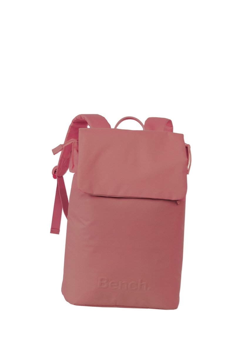 Sac à dos en nylon rose avec un rabat plieur, doté de bretelles réglables et d'une poignée supérieure. Design minimaliste avec un logo discret à l'avant.