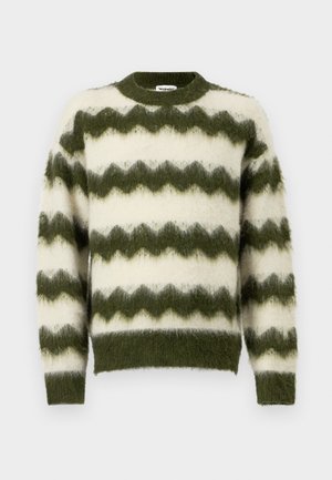 Jersey de rayas en zigzag verde y blanco, hecho de un material suave y esponjoso, con un cuello redondo y puños acanalados.