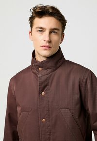 Wrangler INSULATED FIELD FOR REGULAR FIT . - Chaqueta fina - bracken
