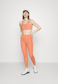 Nike Performance FAST - Leggings de corrida - madder root/reflective silver