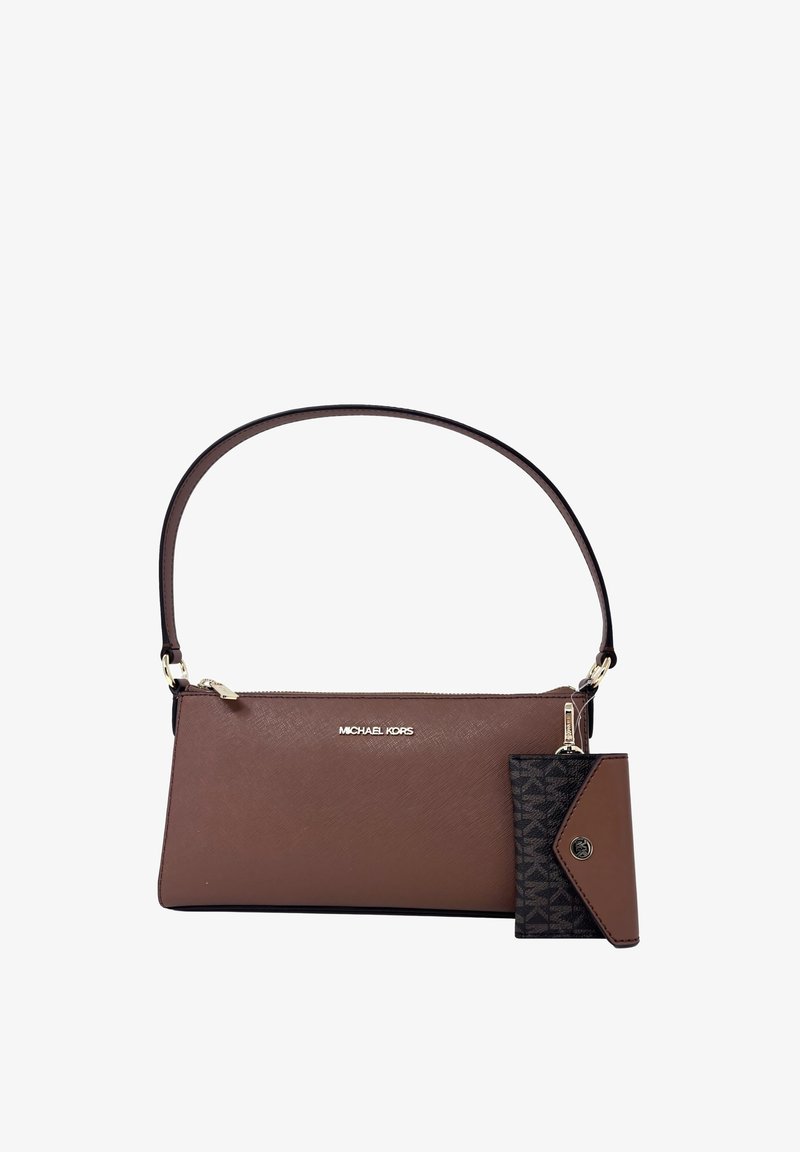 Brūna sintētiska rokassoma ar noņemamu tumši brūnu kartes turētāju. Iespējas ietver elegantu dizainu, regulējamu siksnu un zelta aksesuārus.