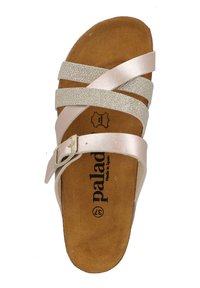 Sandal strappy rosa e argento con fibbia, soletta morbida con texture simile alla pelle scamosciata e interno marrone etichettato "palado".