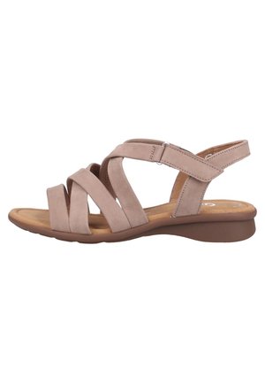 Beige suède sandaal met kruislings verstelbare bandjes, een slingback ontwerp, een licht gepolsterde voetbed en een lage wiggenhiel.
