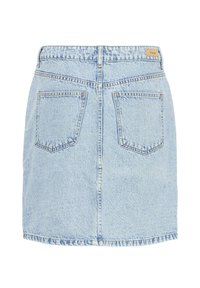 Lichtblauwe denimrok met twee achterzakken, riemlussen en een klein bruin merklabel op de tailleband.