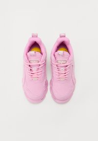 Sneakers rosa con tomaia in tessuto texture, punta rotonda e suola ammortizzata. Presentano lacci, logo sulla linguetta e colletto imbottito.