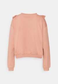 Felpa rosa chiaro con colletto rotondo, spalle scese e dettagli in pizzo decorativi sulle spalle. Polsini e orlo a coste.