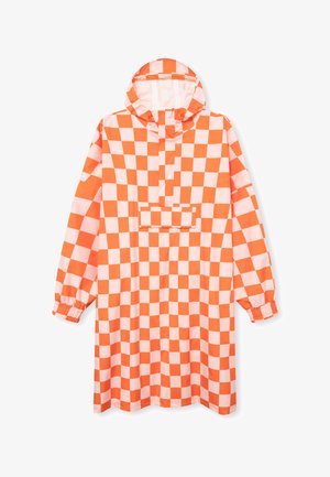 Pitkähihaisen hupullisen sadetakin oranssi ja vaaleanpunainen ruutukuvio, jossa on kuminauhakäärmeet, valkoisella taustalla.