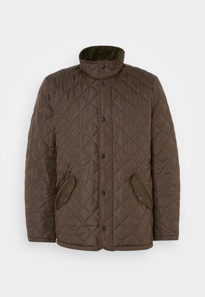 Braune gesteppte Jacke mit hohem Kragen, Druckknöpfen und zwei schrägen Seitentaschen. Der Stoff hat eine weiche, strukturierte Oberfläche.