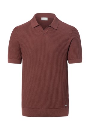 Kurzärmeliges, strukturiertes Strick-Poloshirt in gedämpftem rötlich-braun mit gerippten Bündchen und Saum, V-Ausschnitt und kleinem Markenlabel nahe dem Saum.