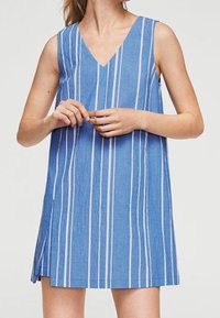 Blaues ärmelloses Kleid mit V-Ausschnitt, mit weißen vertikalen Streifen, entspannter Passform und seitlichen Schlitzen für Bewegungsfreiheit.