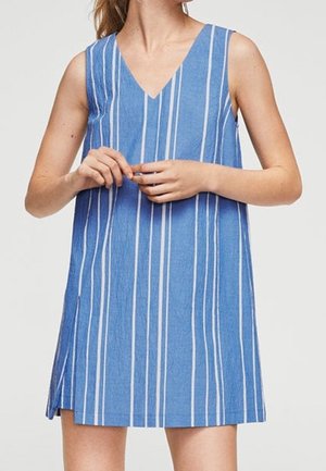 Robe sans manches bleue avec un col en V, présentant des rayures verticales blanches, une coupe décontractée et des fentes sur les côtés pour faciliter le mouvement.