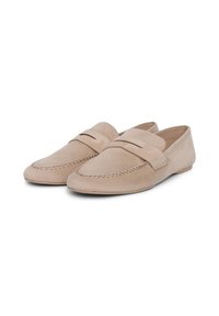 Beige Wildlederschuhe im Mokassin-Stil mit gestickten Details und einem dekorativen Band über dem Obermaterial. Flache Sohlen und eine glatte Textur.