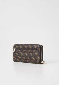 Portafoglio marrone con motivo e finitura testurizzata, dotato di hardware dorato. Presenta una chiusura a zip e una tasca esterna con cerniera.