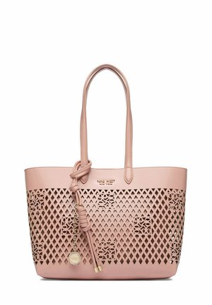 Bolso tote de Nine West en rosa polvoriento con asas largas, recortes decorativos en forma de rejilla, detalle de correa anudada y un colgante en tono dorado.