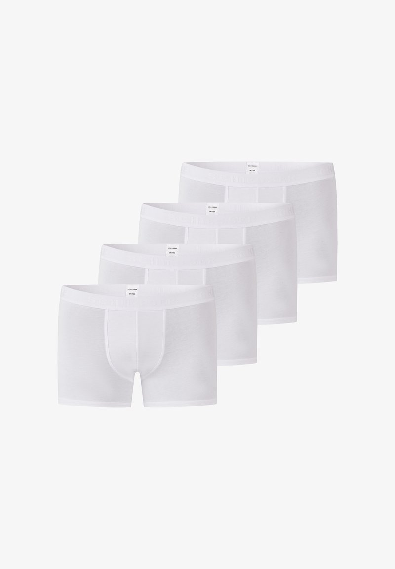 Quatre caleçons boxer blancs pour hommes avec des ceintures élastiques disposés en rangée décalée sur un fond blanc.