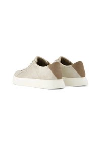 Sneaker beige realizzate in materiale testurizzato con finitura metallica, con un accento in suede marrone sul tallone e suola in gomma bianca.