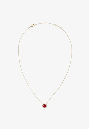Guld kædehalskæde med en rød cirkulær vedhæng omkranset af små klare sten, med en lobster clasp lukning.