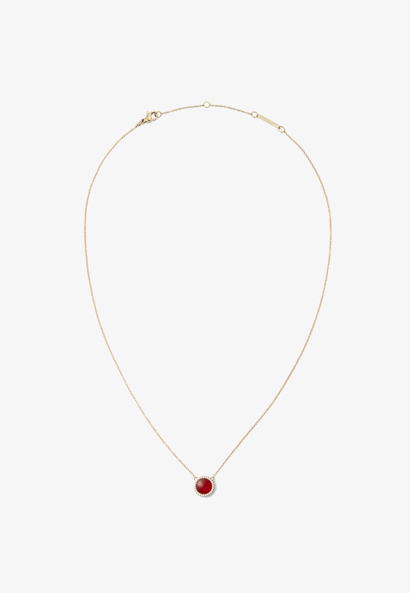 Collana in oro con pendente circolare rosso circondato da piccole pietre trasparenti, con chiusura a moschettone.
