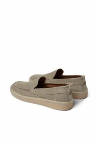 Beige Wildleder Slipper mit runder Zehenform, Gummisohle und genähten Details. Niedriges Profil mit einer strukturierten Rückseite.