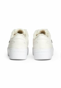 Sneaker bianche in pelle con fodera pelosa, suola in gomma elevata e marchio "TOMMY HILFIGER" in rilievo sul tallone.