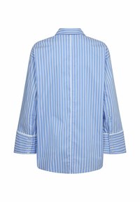 Camicia a righe blu chiaro; presenta maniche lunghe con polsini a bottone, colletto e taglio dritto. Il tessuto sembra liscio e tessuto.