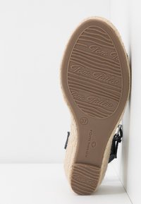 Espadrilová podrážka v jemných hnědých gumových tónech s tkanými juty detaily, s texturovaným úchopem a značkou "Tom Tailor". Velikost 37 je vytištěna na straně.