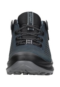 Blauwe wandelschoenen met gestructureerde oppervlakken, zwarte veters en een stevige zool. Voorzien van een gevoerde kraag en een gemarkeerde tong voor extra ondersteuning.