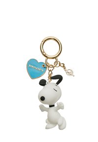 Porte-clés Snoopy mettant en vedette une figurine blanche de Snoopy souriant avec des oreilles noires, attachée à un anneau en métal doré et à une étiquette en forme de cœur bleue portant l'inscription "SNOOPY."