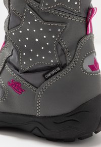 Grå vanntette støvler med rosa aksenter, stjernemønstre og rhinsten detaljer. Har Comfortex-merke og strukturert svart gummisåle.