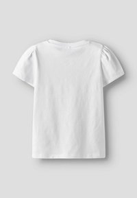 Hvid t-shirt med korte ærmer lavet af blødt bomuld. Har en rund halsudskæring og samlede ærmer. Enkelt tekstur uden synlige mønstre.