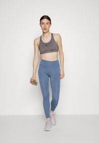 Nike Performance Sutiã desportivo - cave stone/ironstone/black