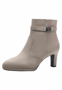 Taupe ankelstøvle med et slankt design, lavet af ruskind. Har en rund tå, et spænde som accent og en let hævet hæl.