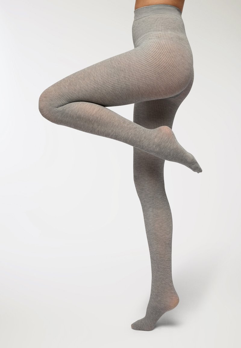 Calze a costine grigie realizzate in un materiale morbido, con vita alta e finitura trasparente che mette in risalto la forma delle gambe.