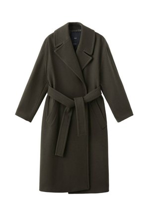 Płaszcz z mieszanki wełny w oliwkowozielonym kolorze, z paskiem w talii, szerokimi klapami i długimi rękawami. Charakteryzuje się prostym krojem i minimalnymi zdobieniami.