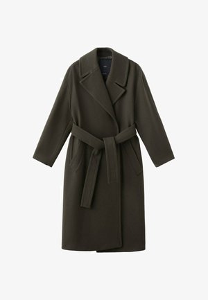 Płaszcz z mieszanki wełny w oliwkowozielonym kolorze, z paskiem w talii, szerokimi klapami i długimi rękawami. Charakteryzuje się prostym krojem i minimalnymi zdobieniami.