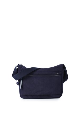 Marineblå crossbody taske med justerbar rem, front lynlåslomme og diskret brandlogo på en ensfarvet hvid baggrund.