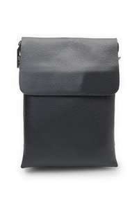Borsa in pelle nera con superficie texturizzata, patta pieghevole e chiusura zip semplice sul lato. Forma rettangolare compatta.