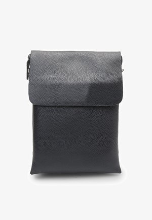 Borsa in pelle nera con superficie texturizzata, patta pieghevole e chiusura zip semplice sul lato. Forma rettangolare compatta.